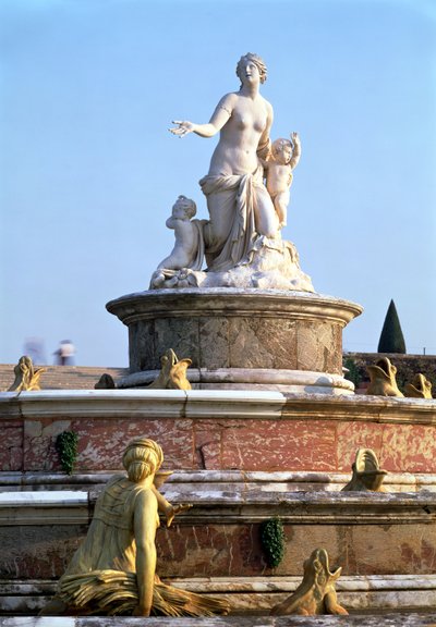 Der Latona-Brunnen mit der zentralen Figur der Latona, 1667-70 (Marmor und Blei) von Balthazar Marsy